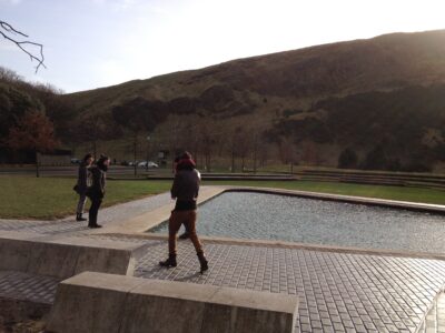 Estanque del Parlamento con Salisbury Crags al fondo