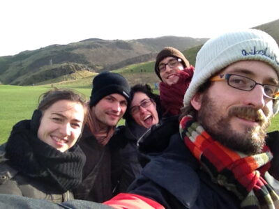 Holyrood Park — selfie grupal con Salisbury Crags