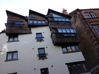 Canongate Tolbooth — reloj saliente en Royal Mile
