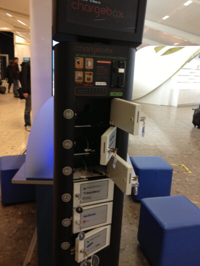 Edinburgh Airport — sala de embarque con Costa Coffee