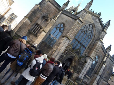 St Columba's Free Church — boda con kilts