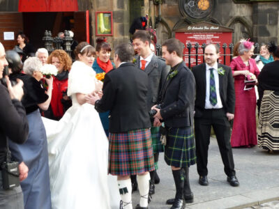 St Columba's Free Church con boda con kilts